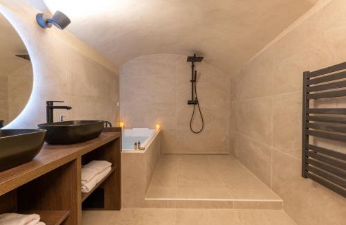 Old Lyon Apartment | Relaxing Cocoon du Vieux Lyon: 4-Star Apartment with Hot Tub