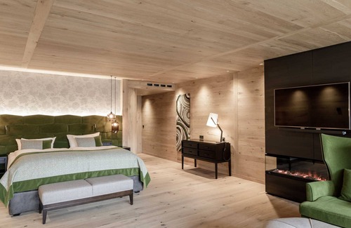 Maurach Resort | Relaxing Cocoon Spa Suite at Alpenrose Lodge Await You