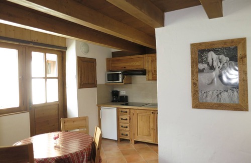 Pralognan-la-Vanoise Apartment | Cozy Retreat Steps from the Slopes with Spa & Kitchen