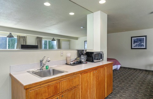 Burlington Hotel | Cozy Cocusa Motel: Family-Friendly with Breakfast Included
