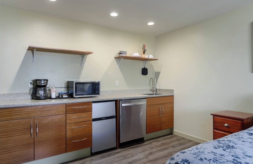 Burlington Hotel | Cozy Cocusa Motel: Family-Friendly with Breakfast Included
