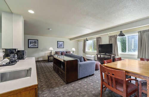 Burlington Hotel | Cozy Cocusa Motel: Family-Friendly with Breakfast Included