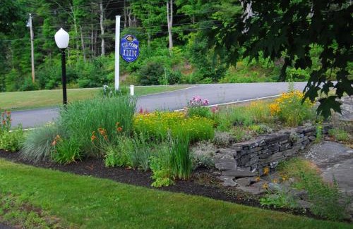 Edgecomb Hotel | Scenic Cod Cove Inn: Oceanfront Retreat with Pool Access