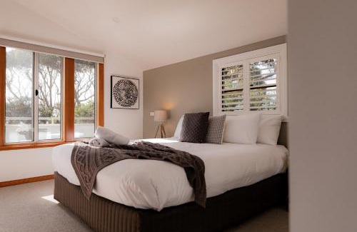Bicheno House | Oceanfront Escape at Cod Rock Point: 4-Star Retreat