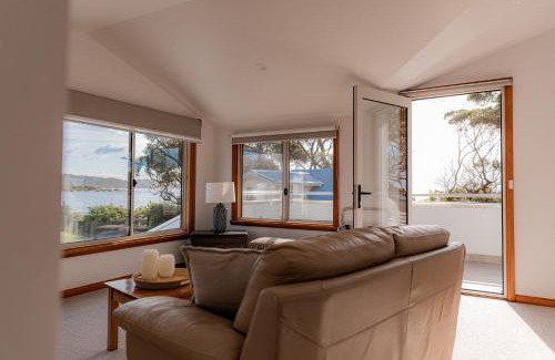 Bicheno House | Oceanfront Escape at Cod Rock Point: 4-Star Retreat