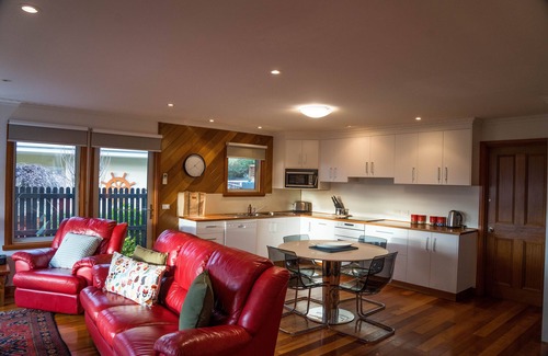 Bicheno Apartment | Unforgettable Oceanfront Retreat at Cod Rock Point