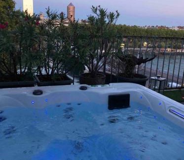Les Cordeliers Apartment | Indulge at Coeur de Lyon with Terrace and Jacuzzi Retreat