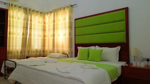 Udunuwara Hotel | Unforgettable Cogent Holiday Home: Top-Rated with Pool & Hot Tub