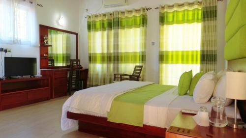 Udunuwara Hotel | Unforgettable Cogent Holiday Home: Top-Rated with Pool & Hot Tub
