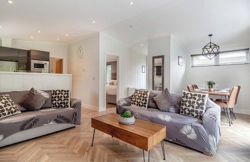Earls Colne Ski Chalet | Comfortable 2-Bedroom Stay in Earls Colne, Colchester
