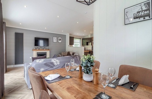 Earls Colne Ski Chalet | Comfortable 2-Bedroom Stay in Earls Colne, Colchester