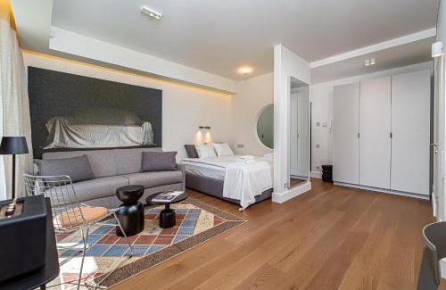Kaunas Apartment | Stylish Apartment with Balcony, Free Parking & Netflix