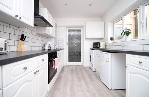 Newport House | Charming Garden Retreat with Convenient Parking and 4 Bedrooms