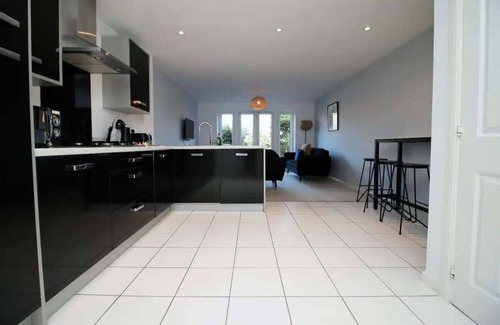 Magor House | Family-Friendly 4 BR Retreat with Free Parking & Garden