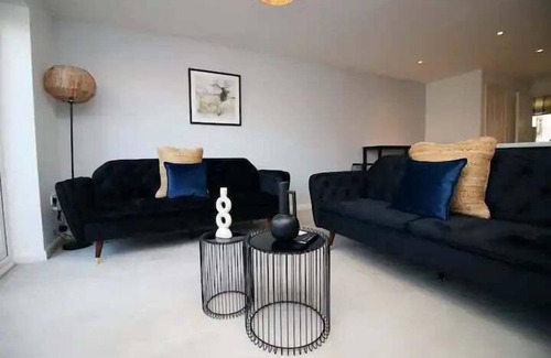 Magor House | Family-Friendly 4 BR Retreat with Free Parking & Garden