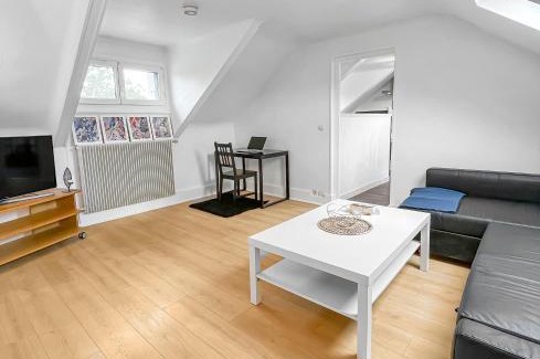 Verneuil-sur-Seine Apartment | Cozy Coin Retreat in Verneuil - Family-Friendly Escape