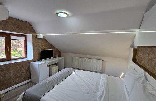 Resita Bed & Breakfast | Cozy Stay at Colț de Rai Reşița with Hot Tub Access