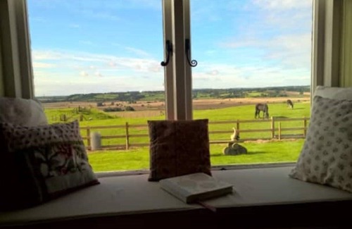 Stone in Oxney Cottage | Relax at Coldharbour Cottage with Breathtaking Views