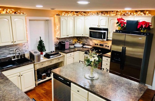 Coldwater House | Coldwater Lake: Ideal Retreat for Large Gatherings & Family Fun