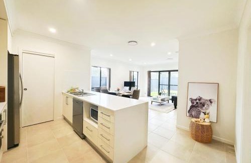 Colebee Villa | Family-Friendly Colebee 5 Bedroom with WiFi & Central AC