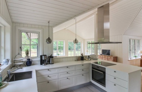 Hasle House | Colette: Oceanfront Retreat with Spa & Family-Friendly Perks