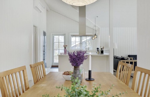 Hasle House | Colette: Oceanfront Retreat with Spa & Family-Friendly Perks