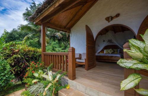 Baie Ste Anne Hotel | Colibri Hotel: Oceanfront Bliss with Pool & Family Fun