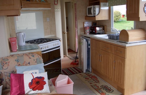 West Looe House | Cozy Retreat at Colin and Annie's Caravan, West Wayland
