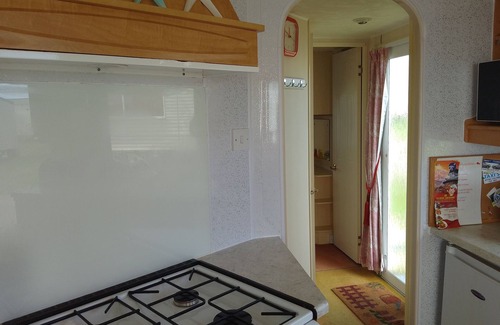 West Looe House | Cozy Retreat at Colin and Annie's Caravan, West Wayland