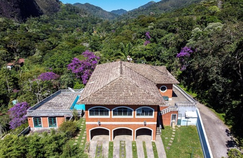 Fazenda Inglesa House | COLINA DOS REIS: Ideal Retreat with Pool and Home Office