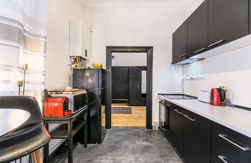 Brasov City Centre Apartment | Colins Place: Family-Friendly Stay with Breakfast Included