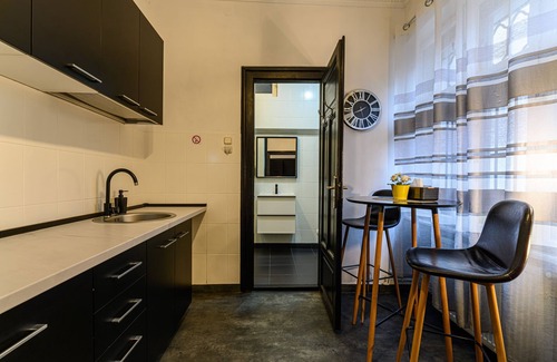 Brasov City Centre Apartment | Colins Place: Family-Friendly Stay with Breakfast Included