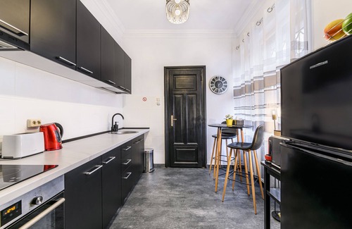 Brasov City Centre Apartment | Colins Place: Family-Friendly Stay with Breakfast Included