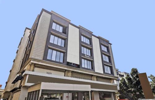 Kamrej Hotel | Inviting Hotel Laxmi Kuber: Family-Friendly with Kitchen