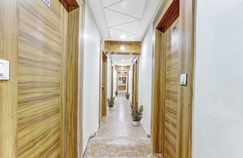 Kamrej Hotel | Inviting Hotel Laxmi Kuber: Family-Friendly with Kitchen