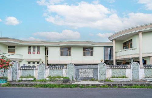 Tasikmalaya Hotel | Budget-Friendly OYO Capital O 94108 Hotel Abadi with Breakfast