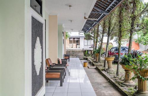 Tasikmalaya Hotel | Budget-Friendly OYO Capital O 94108 Hotel Abadi with Breakfast