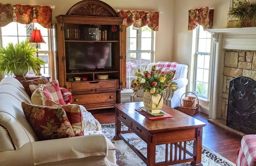 Branson Cottage | Cozy Colleen's Cottage: Guest Rated 10/10 in Cross Creek