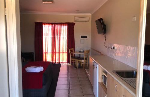 Collie Hotel | Discover Collie Ridge Resort: Family-Friendly & Pool Access