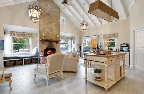Bright Cottage | Collins Cottage: Exceptional Family-Friendly Getaway