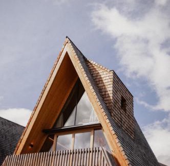 Kals am Grossglockner Apartment | Collis Hill: Pet-Friendly Oceanfront Escape with Breakfast
