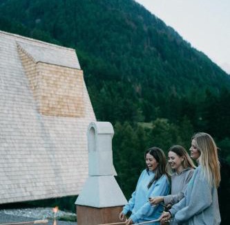 Kals am Grossglockner Apartment | Collis Hill: Pet-Friendly Oceanfront Escape with Breakfast