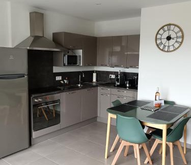 Colombiers Apartment | Colombiers Escale: Family-Friendly Apartment with Terrace