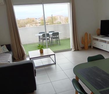Colombiers Apartment | Colombiers Escale: Family-Friendly Apartment with Terrace