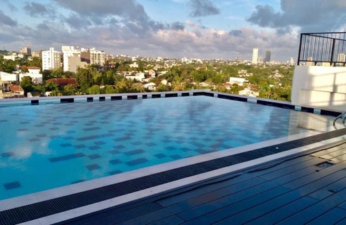 Sri Jayawardenepura Kotte Apartment | Relax at Colombo The Kingdom Residencies with Pool & Family Fun