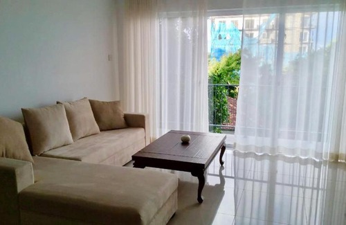 Sri Jayawardenepura Kotte Apartment | Relax at Colombo The Kingdom Residencies with Pool & Family Fun