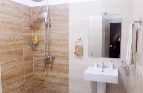 Sri Jayawardenepura Kotte Apartment | Relax at Colombo The Kingdom Residencies with Pool & Family Fun