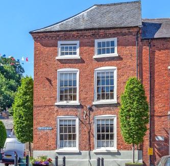 Montgomery House | Experience Colomendy: 4-Star Family & Pet-Friendly Retreat