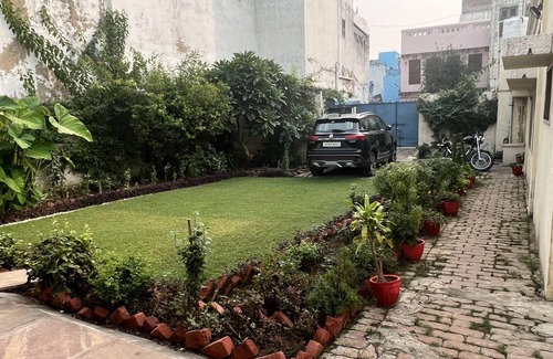 Rakabganj House | Convenient Stay at Colonel Dugal's: Near Taj & Shopping