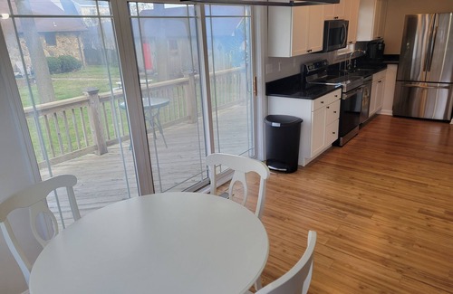 Issue House | Waterfront Bungalow with Private Beach & 9.8 Guest Rating